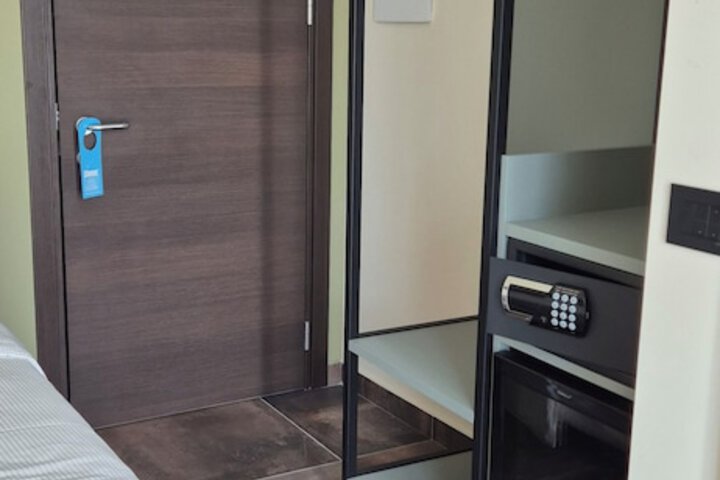 Room 6 of 13