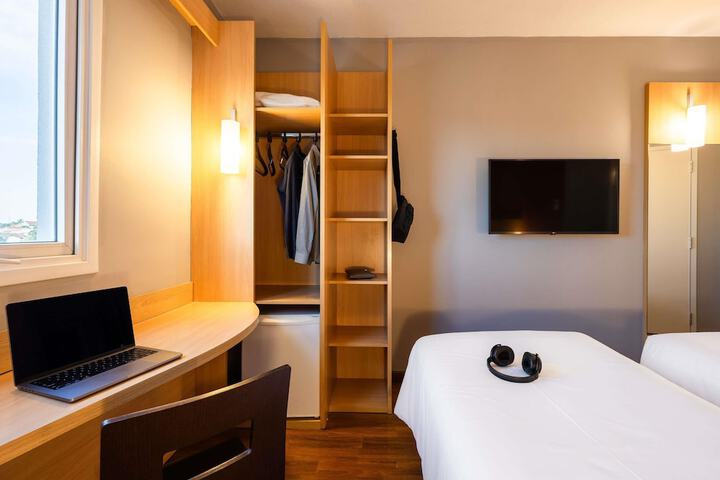 Room 12 of 64