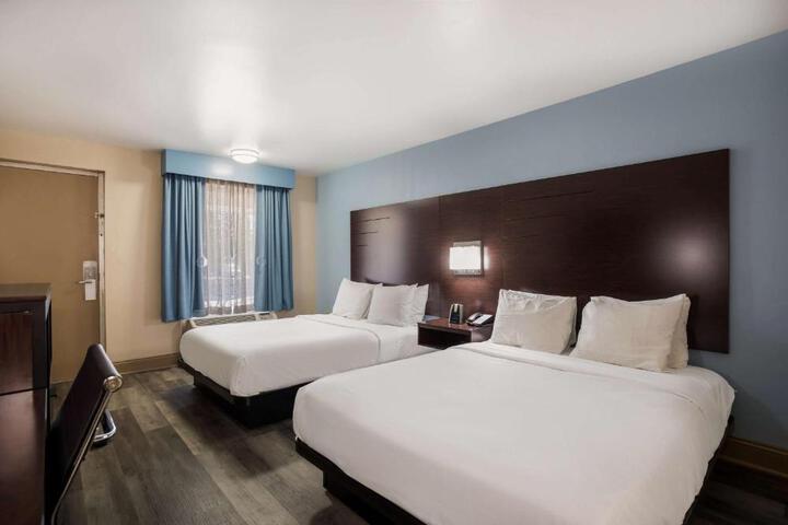 2 Queen Beds High Speed Internet Accessible Microwave and Refrigerator Flat Screen Telev (2 of 18)