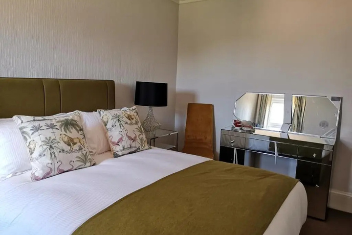 Room 2 of 10