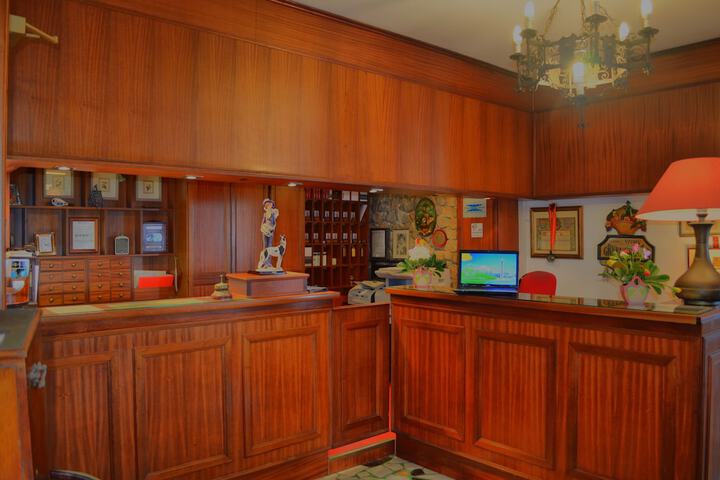 Check-in/check-out kiosk