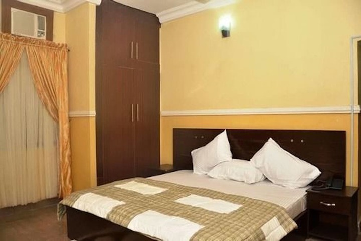 Room 5 of 12