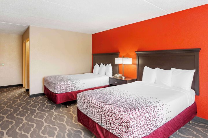 Accessible 2 Double Accessible Bathtub Pet Friendly Room, Microwave and Refrigerator Wi F (17 of 17)