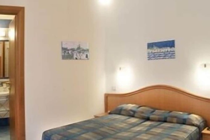 Room 6 of 16