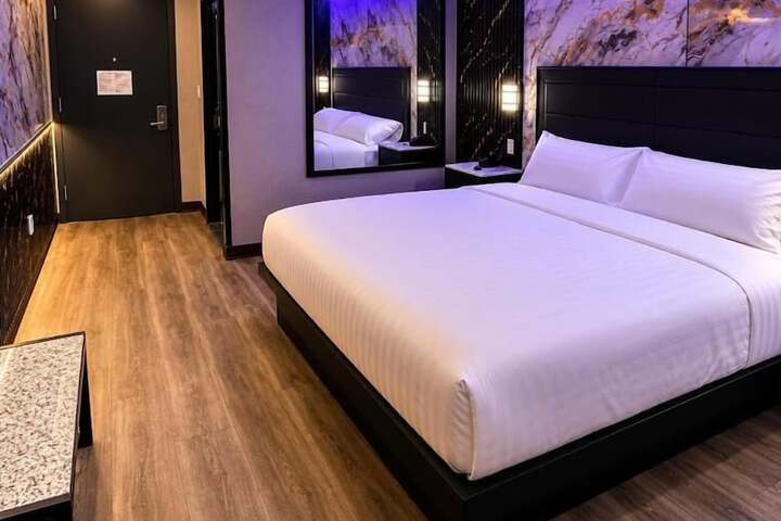 Room 5 of 16