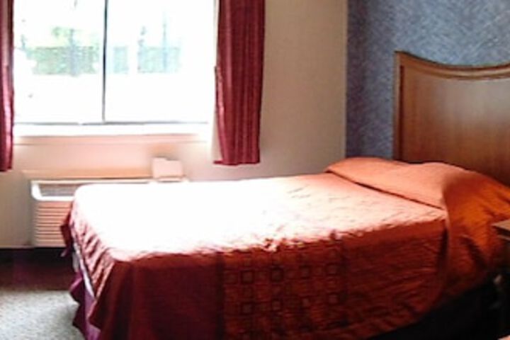 1 Queen Bed (5 of 22)