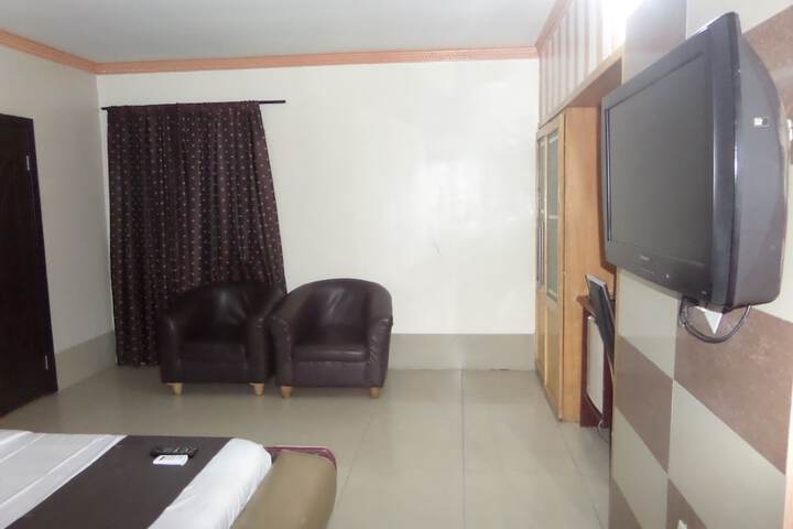 Room 4 of 16