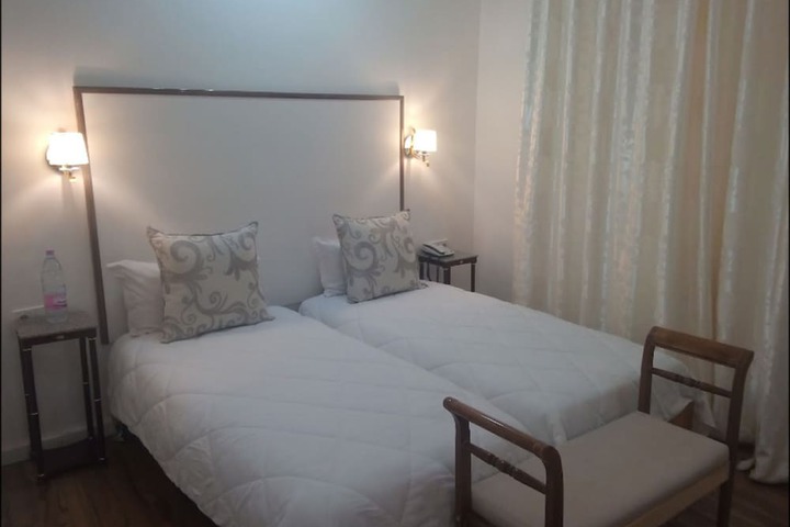 Room 6 of 18