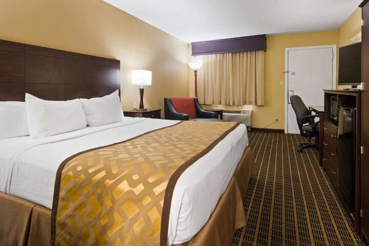 1 King Bed Accessible (3 of 7)