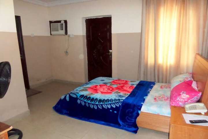 Room 4 of 16