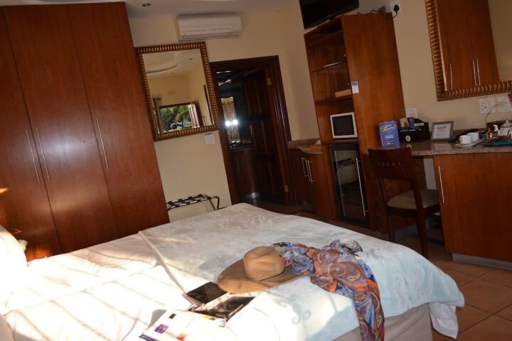 Room 8 of 33