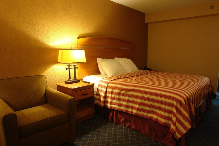 1 King Bed (1 of 5)