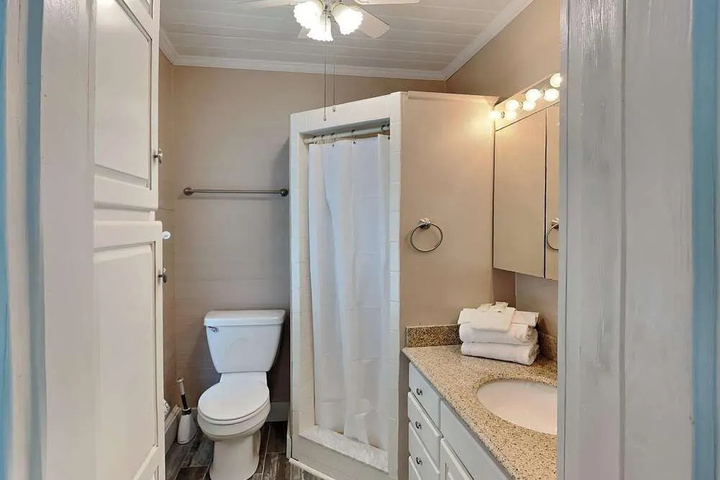 Room 7 of 12