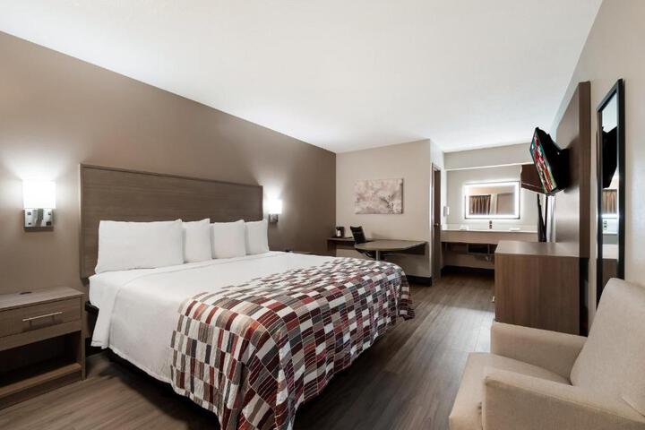 Deluxe Double Bed Accessible (1 of 11)