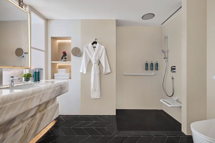 Room 43 of 64