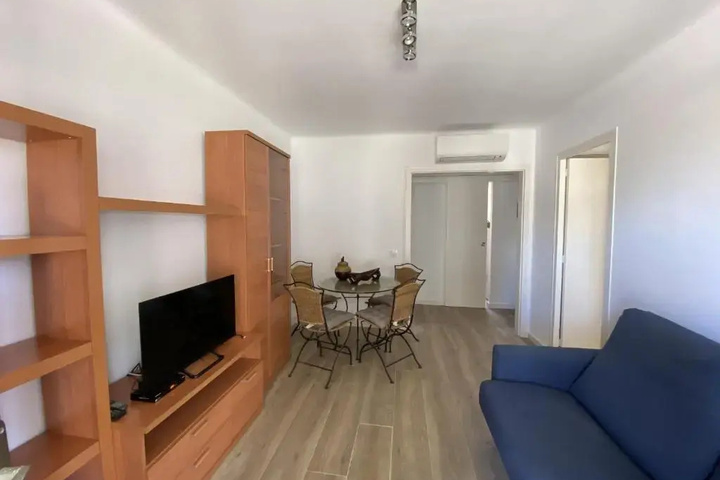 Room 4 of 12