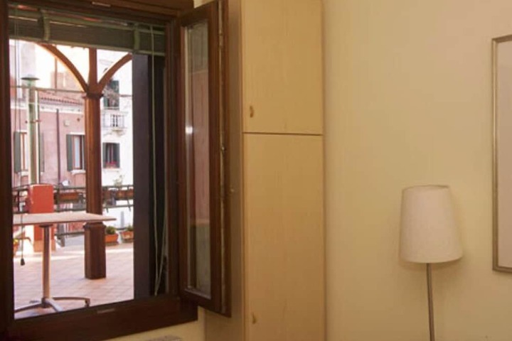 Room 2 of 17