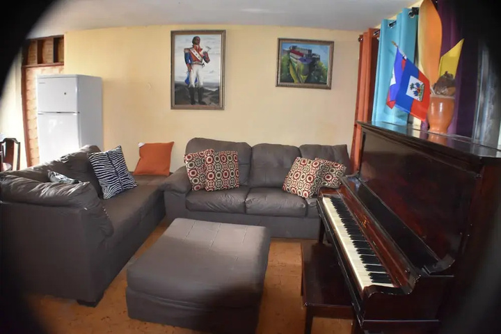 Room 9 of 16