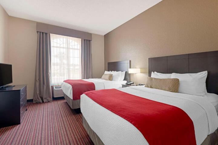 Suite 2 Queen Beds High Speed Internet Accessible Microwave, Refrigerator Full Breakfast (29 of 34)