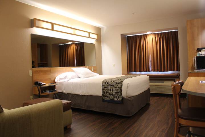 1 Queen Bed (5 of 31)
