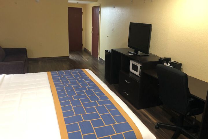 1 Queen Bed (13 of 36)