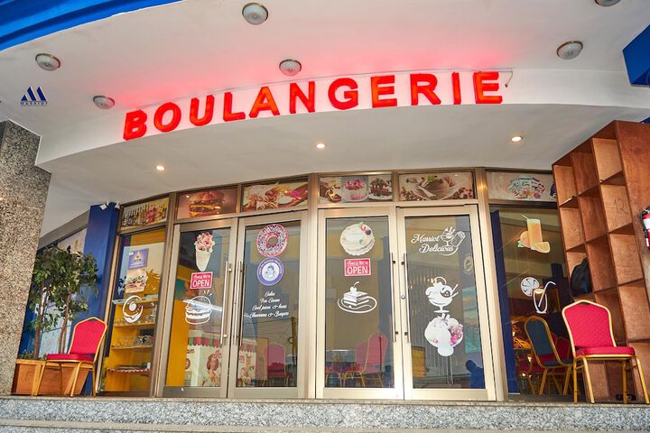 Lounge 65 of 98