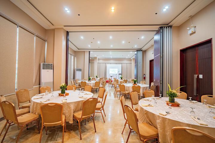 Ballroom/Hall 54 of 74