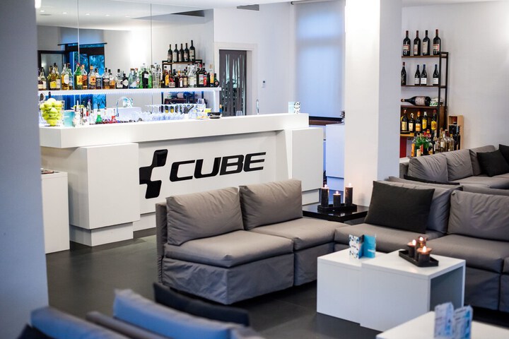 Lounge 33 of 42