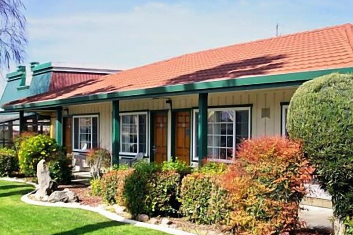 Exterior of Holiday Motel Waynesburg