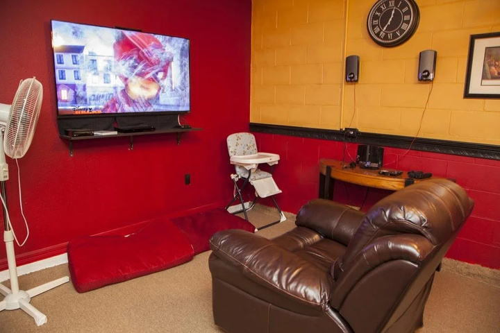Room 12 of 25