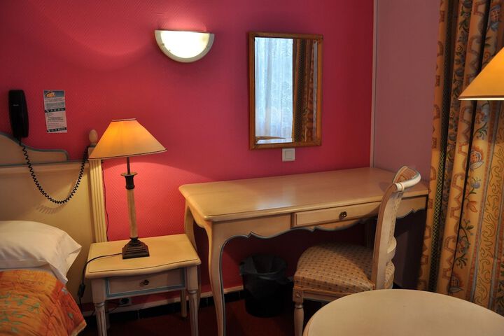Room 33 of 40