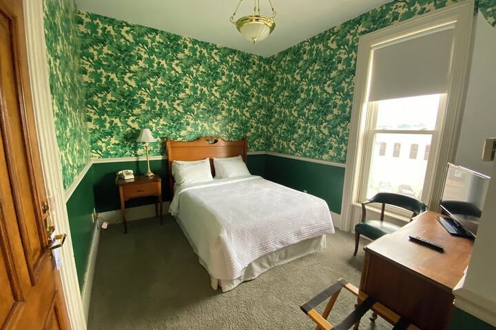 Basic Room 1 Queen Bed (9 of 18)