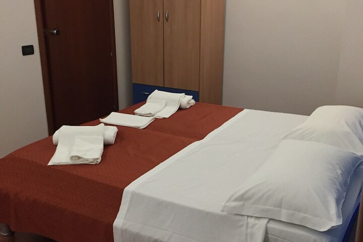 Room 6 of 25