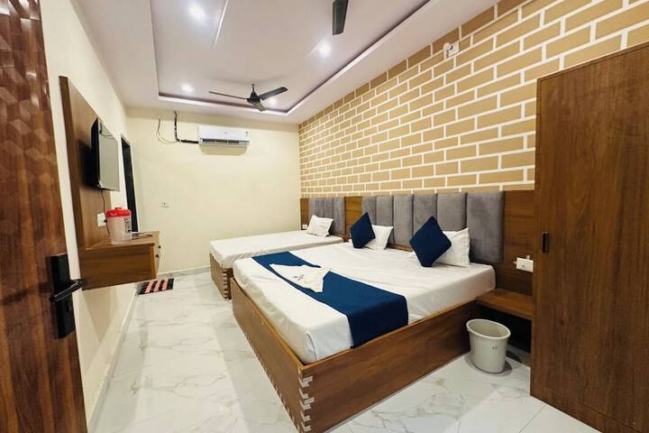 Room 12 of 16