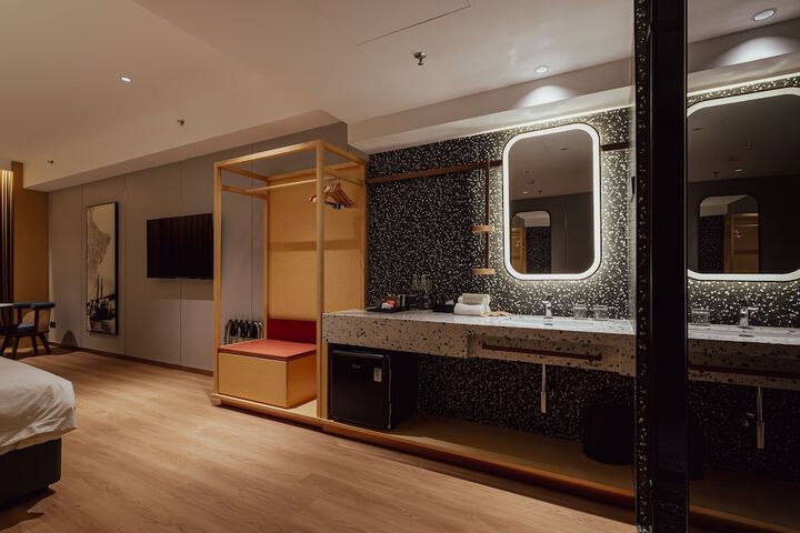 Room 6 of 105