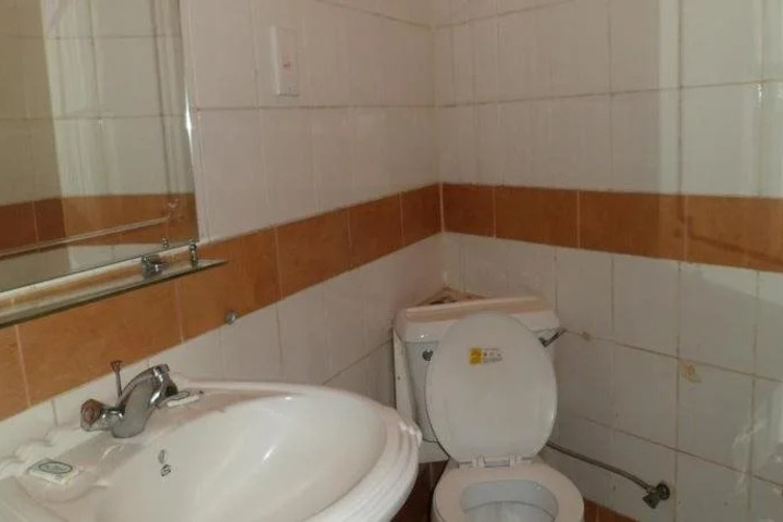 Room 6 of 18