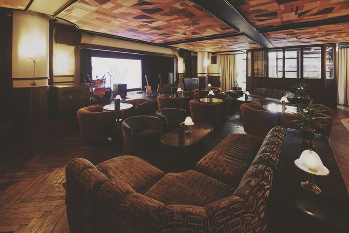 Lounge 51 of 63