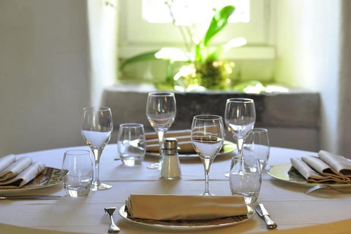 Dining 19 of 34