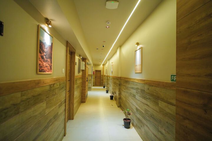 Ballroom/Hall 17 of 18