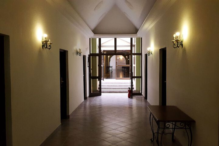 Ballroom/Hall 18 of 24