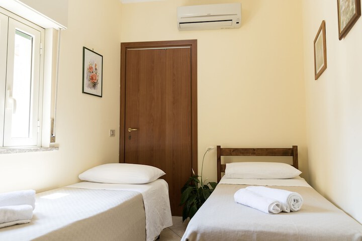 Room 6 of 45