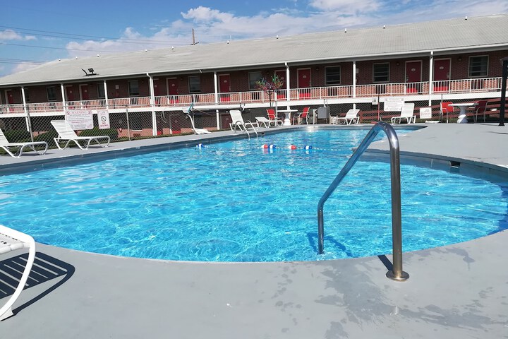 Deluxe Room 1 King Bed Pool View (8 of 13)