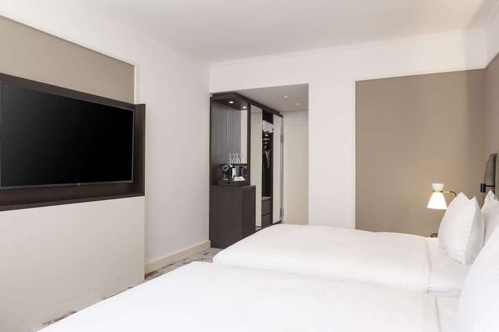 Room 25 of 98