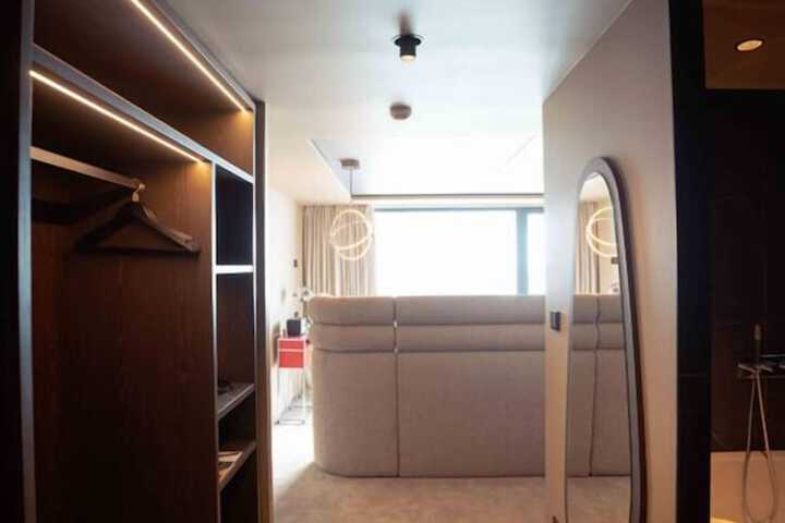 Room 14 of 40