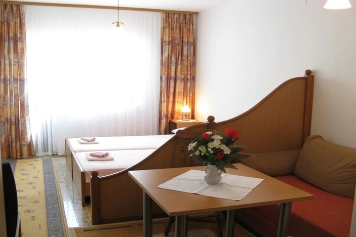 Room 5 of 10