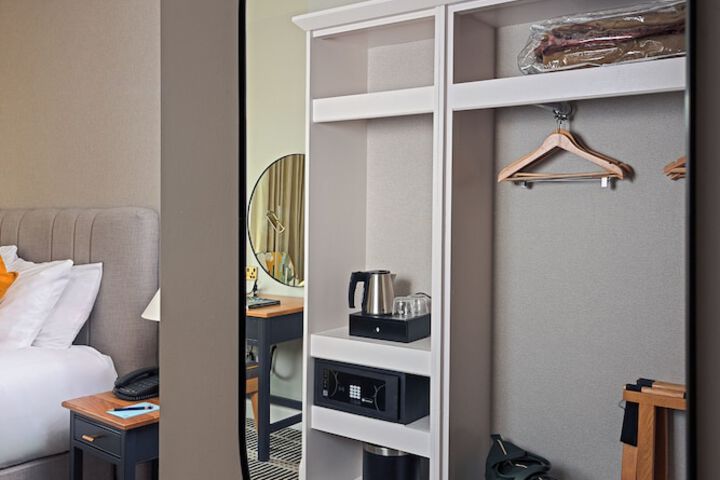 Room 7 of 32