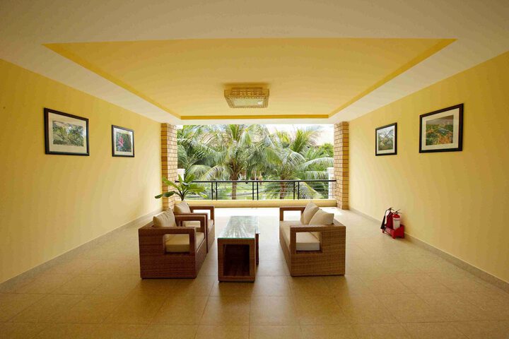 Lounge 26 of 44