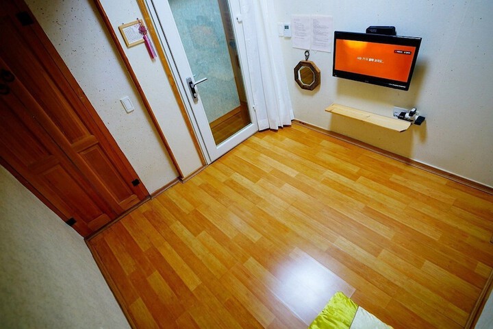 Room 2 of 38