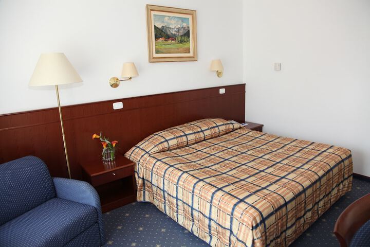 Room 5 of 17