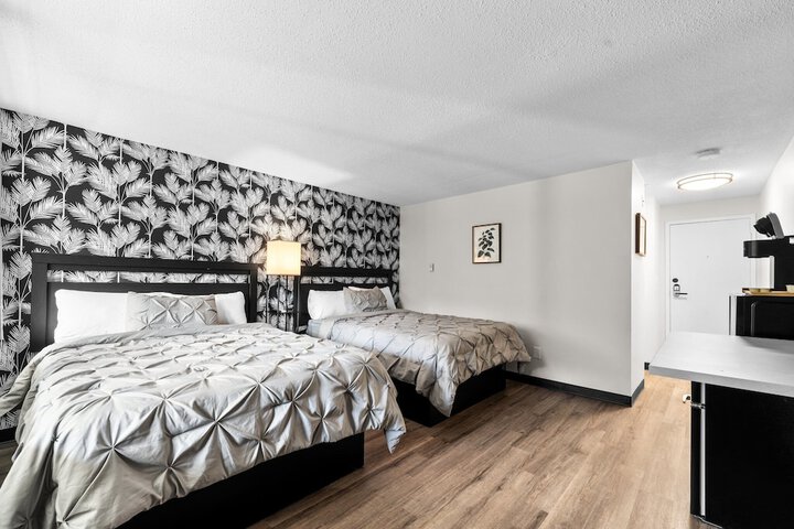1 Queen Bed (7 of 26)